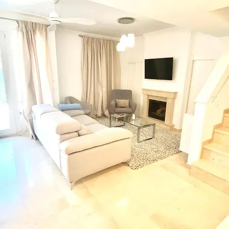 Fabulous 4 Bedroomed Townhouse In Holiday home Marbella
